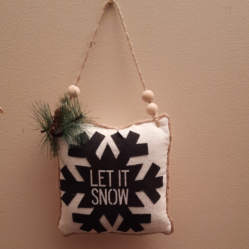 Free-hanging Holiday Decor